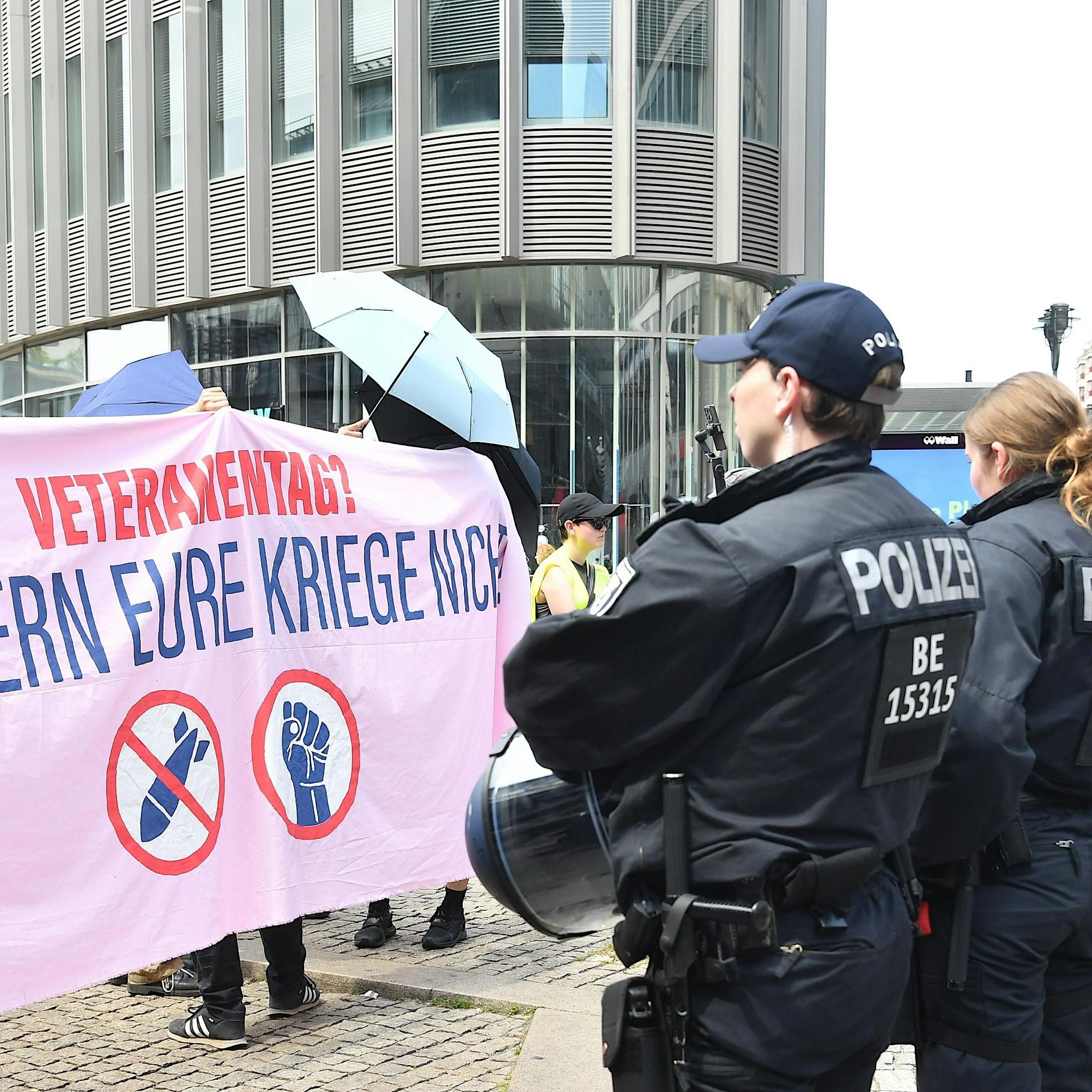 Veteranentag in Berlin: Verbotene Symbole gezeigt – zehn Festnahmen