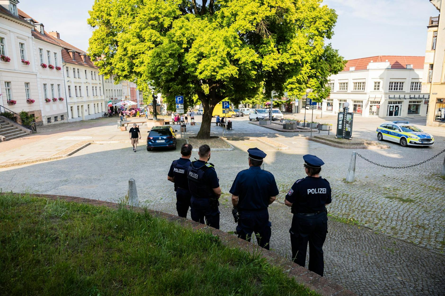 Polizisten stehen am Rande des Marktplatzes von Bad Freienwalde.