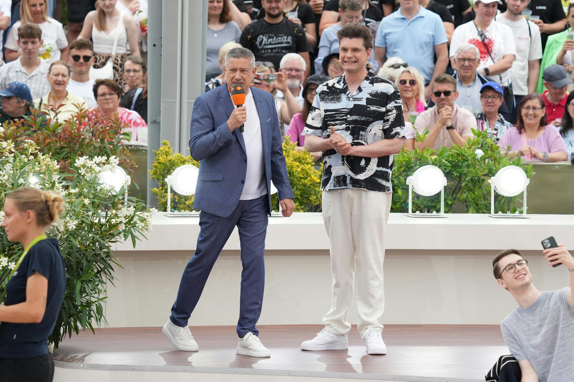 Joachim Llambi (l.) und Lutz van der Horst ersetzen Andrea Kiewel im ZDF-„Fernsehgarten“.