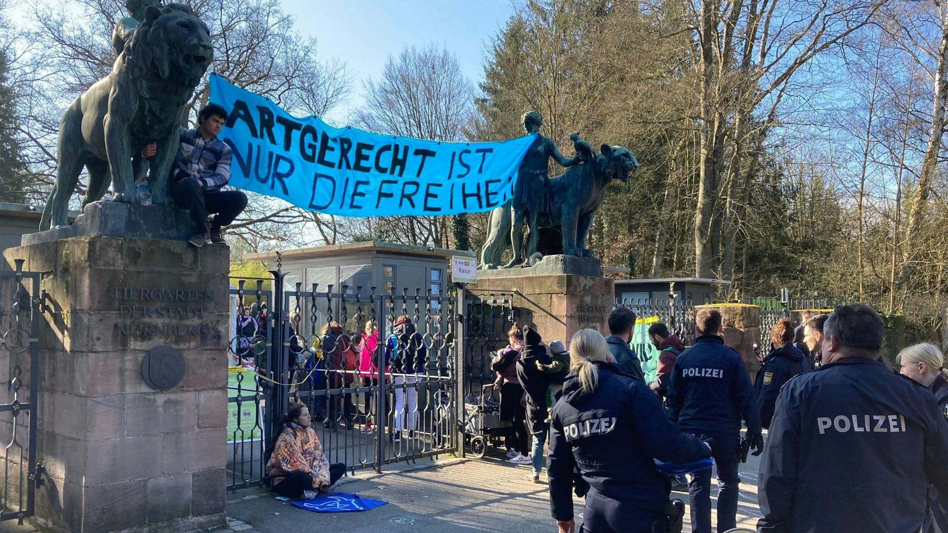 Bereits im vergangenen Jahr demonstrierten Aktivisten am Nürnberger Zoo gegen die geplante Tötung von Pavianen.