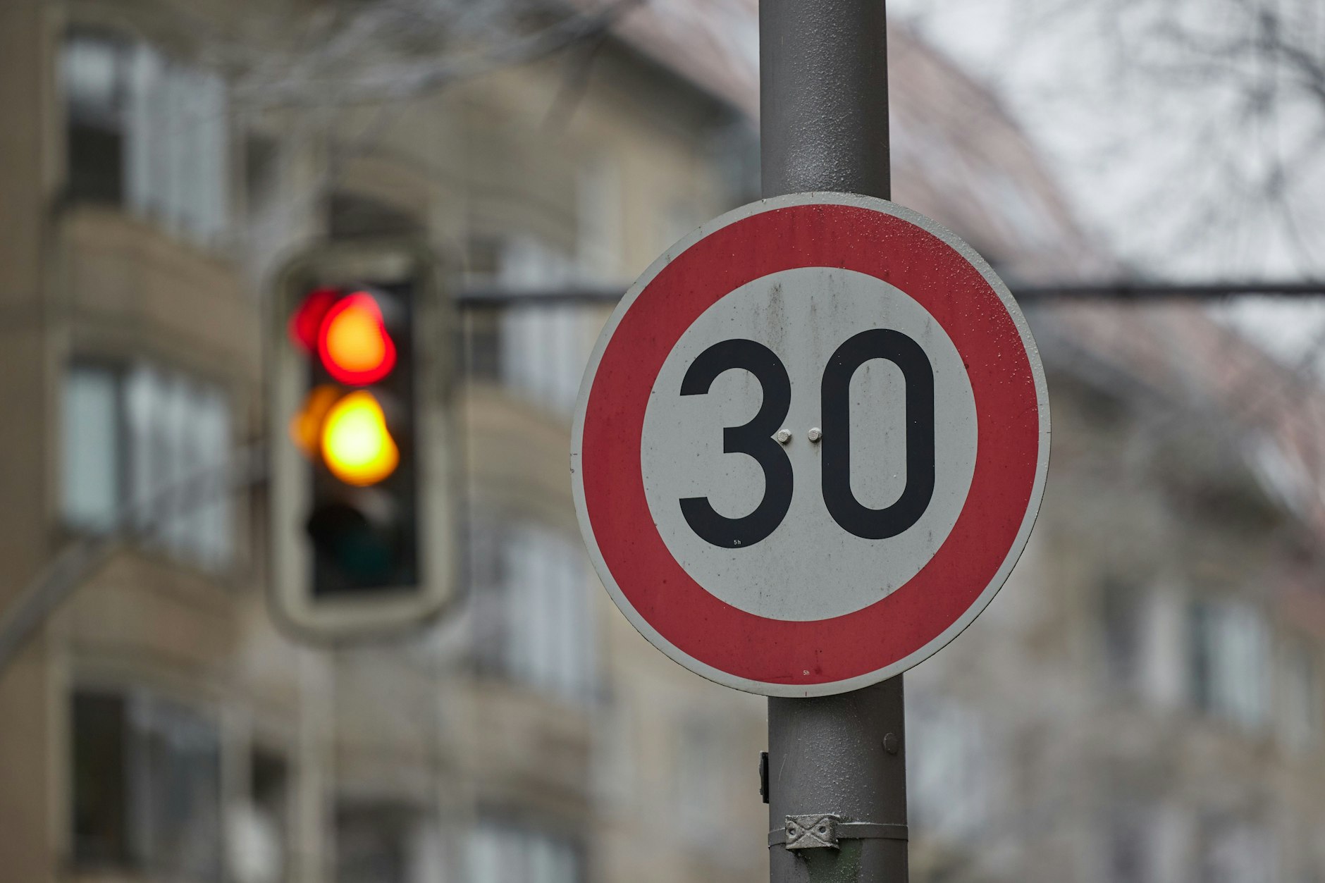 Tempo-30-Schild in der Torstraße in Mitte. Zwischen Prenzlauer Allee und Chausseestraße will der Senat die Geschwindigkeitsbeschränkung aufheben. Auch dort soll künftig wieder Tempo 50 gelten.