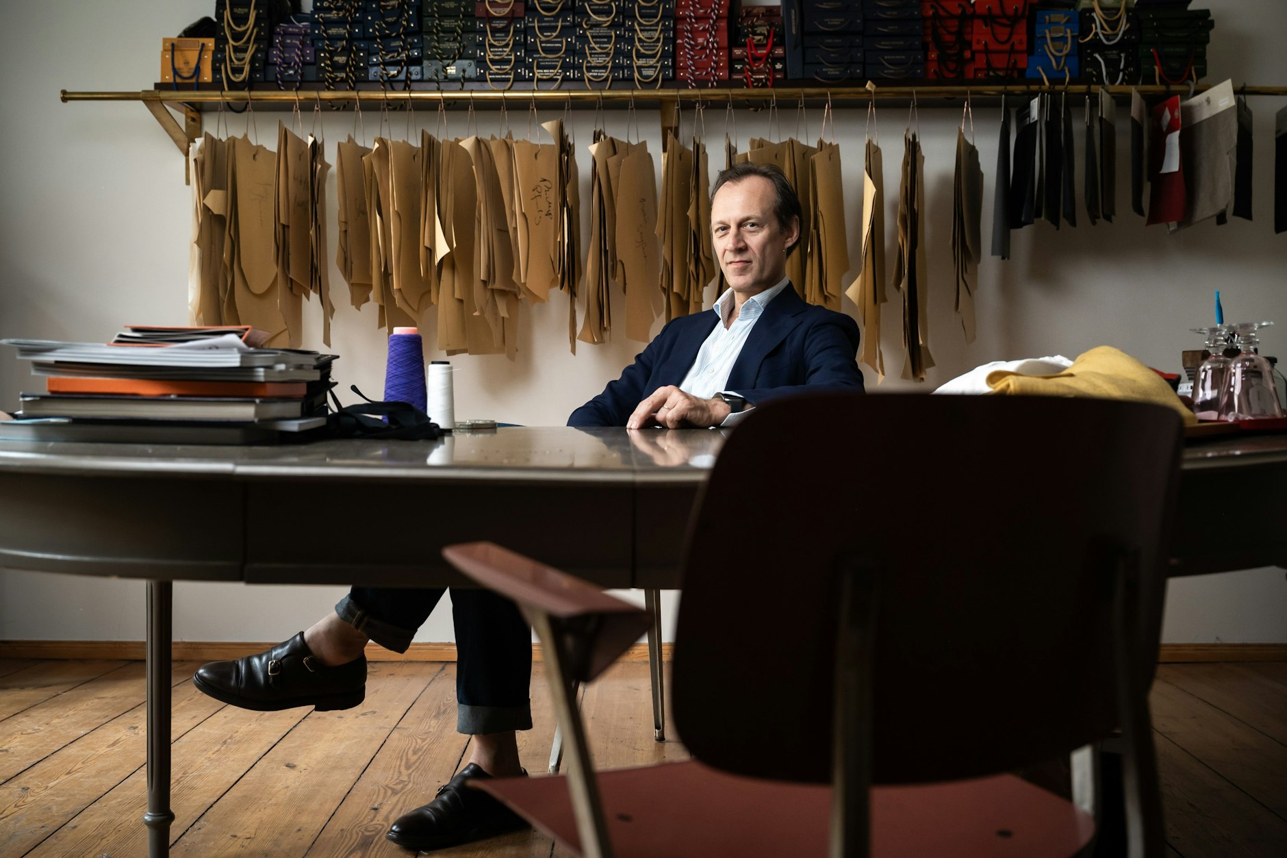 Der Unternehmer Martin Purwin in seinem Atelier für maßgeschneiderte Herrenmode in der Torstraße.
