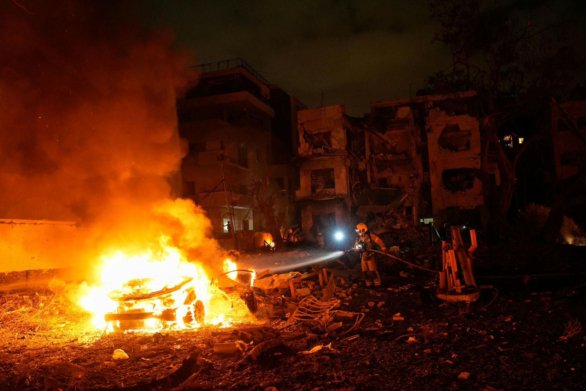Nach Raketeneinschlag in Israel: Löscharbeiten in Tel Aviv