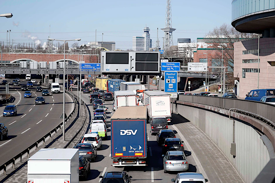 Die Autobahn A100 am Tunnel unter dem Rathenauplatz in Berlin