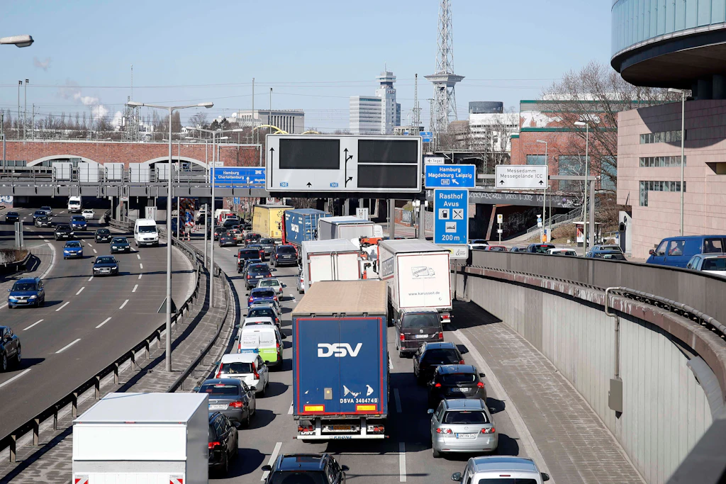 A100 in Berlin: 30-Jähriger wirft Steinplatten auf fahrende Autos