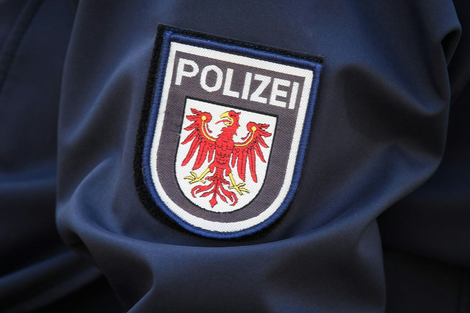 Die Polizei Brandenburg ermittelt gegen Inhaber einer Änderungsschneiderei wegen Volksverhetzung.