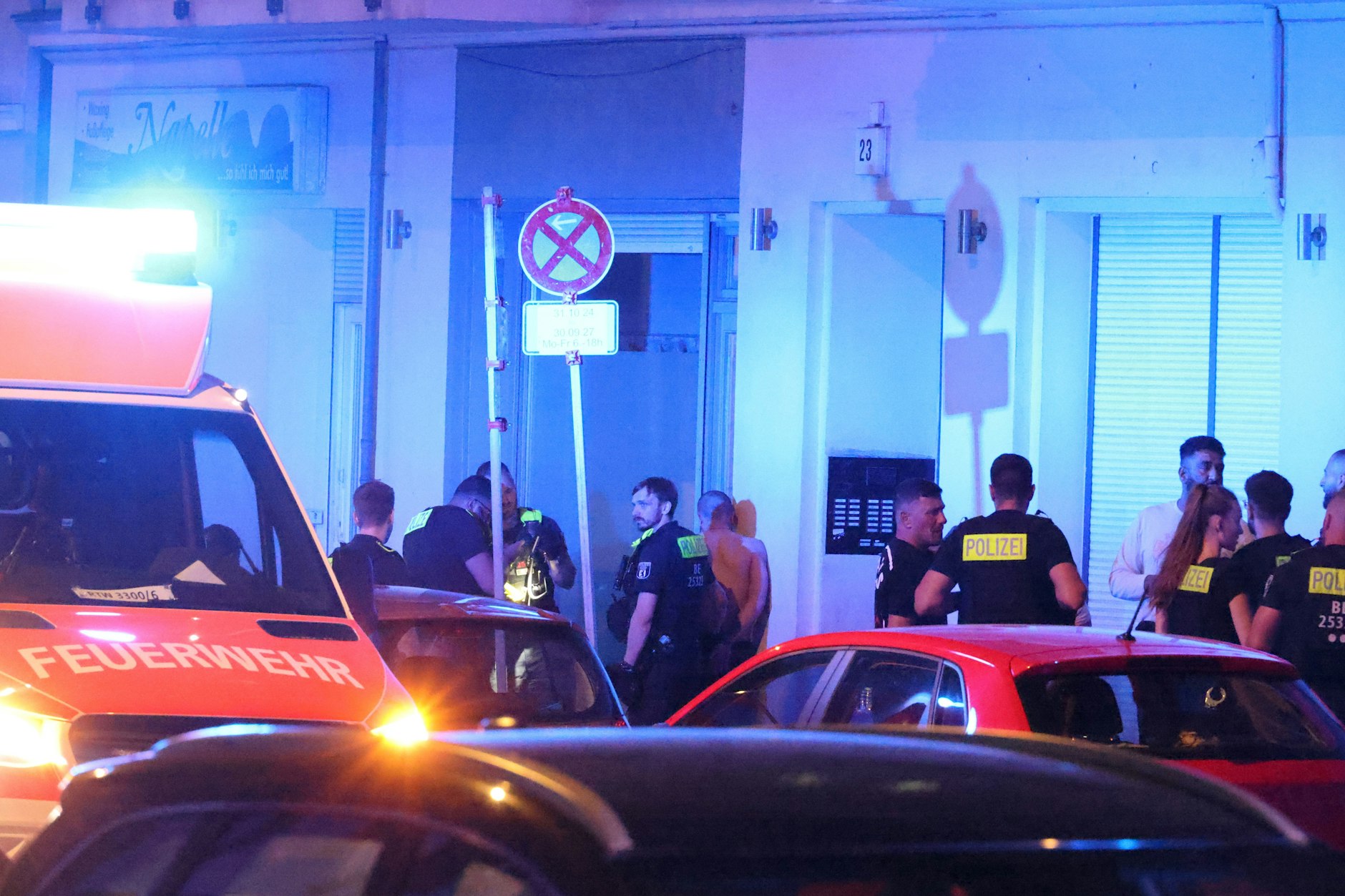 Messer-Horror an einem Späti in Charlottenburg: Kurz vor 1 Uhr rückte die Polizei zum Einsatz in der Calvinstraße an.