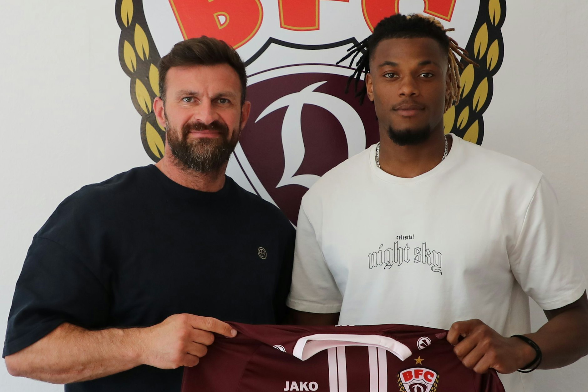 Da sieht man Sportgeschäftsführer Enis Alushi (l.) schon an, dass er stolz ist, Americo Neves zum BFC Dynamo gelotst zu haben.