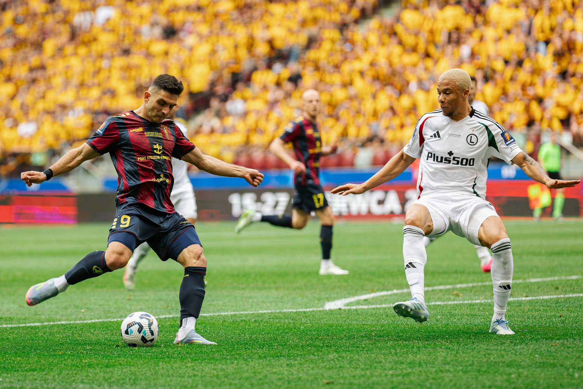 Bald in Köpenick vereint? Der 1. FC Union soll neben Stürmer Efthymios Koulouris (l.) auch Verteidiger Steve Kapuadi (r.) von Legia Warschau im Visier haben.