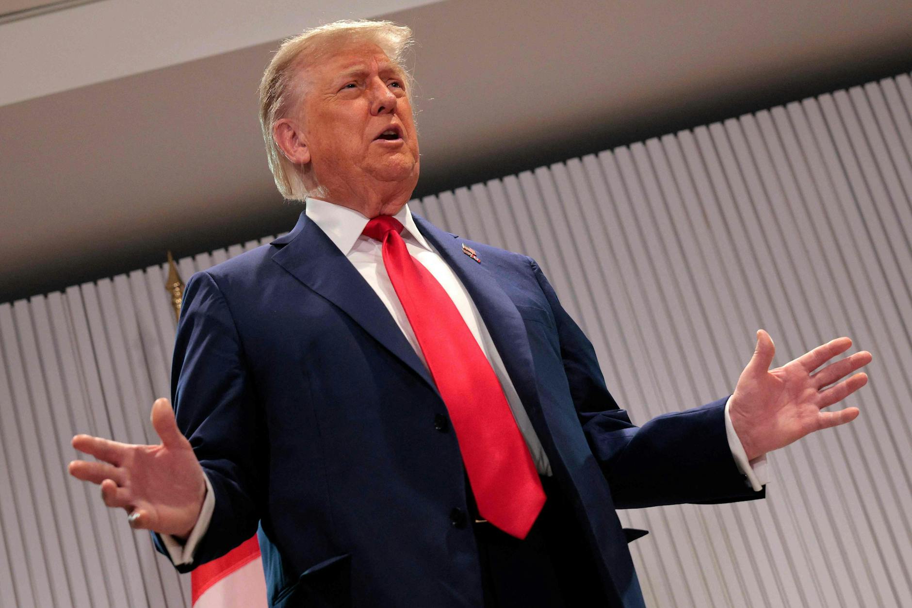 US-Präsident Donald Trump hält eine Rede während eines bilateralen Treffens mit dem kanadischen Premierminister Mark Carney beim G7-Gipfel in Kanada.