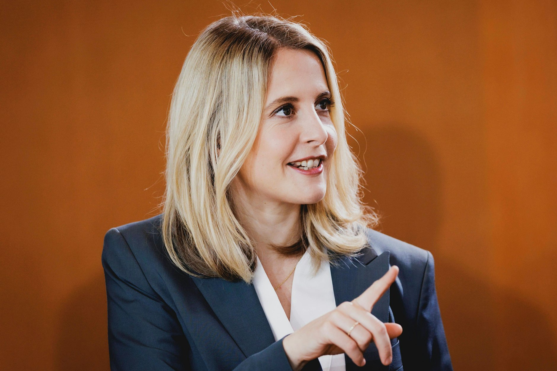 Der Bau-Turbo will einfach nicht zünden – deswegen setzt Bauministerin Verena Hubertz jetzt auf den Modulbau. Das spart Zeit und angeblich auch Kosten. Doch wie günstig sind die Gebäude aus der Fabrik wirklich?