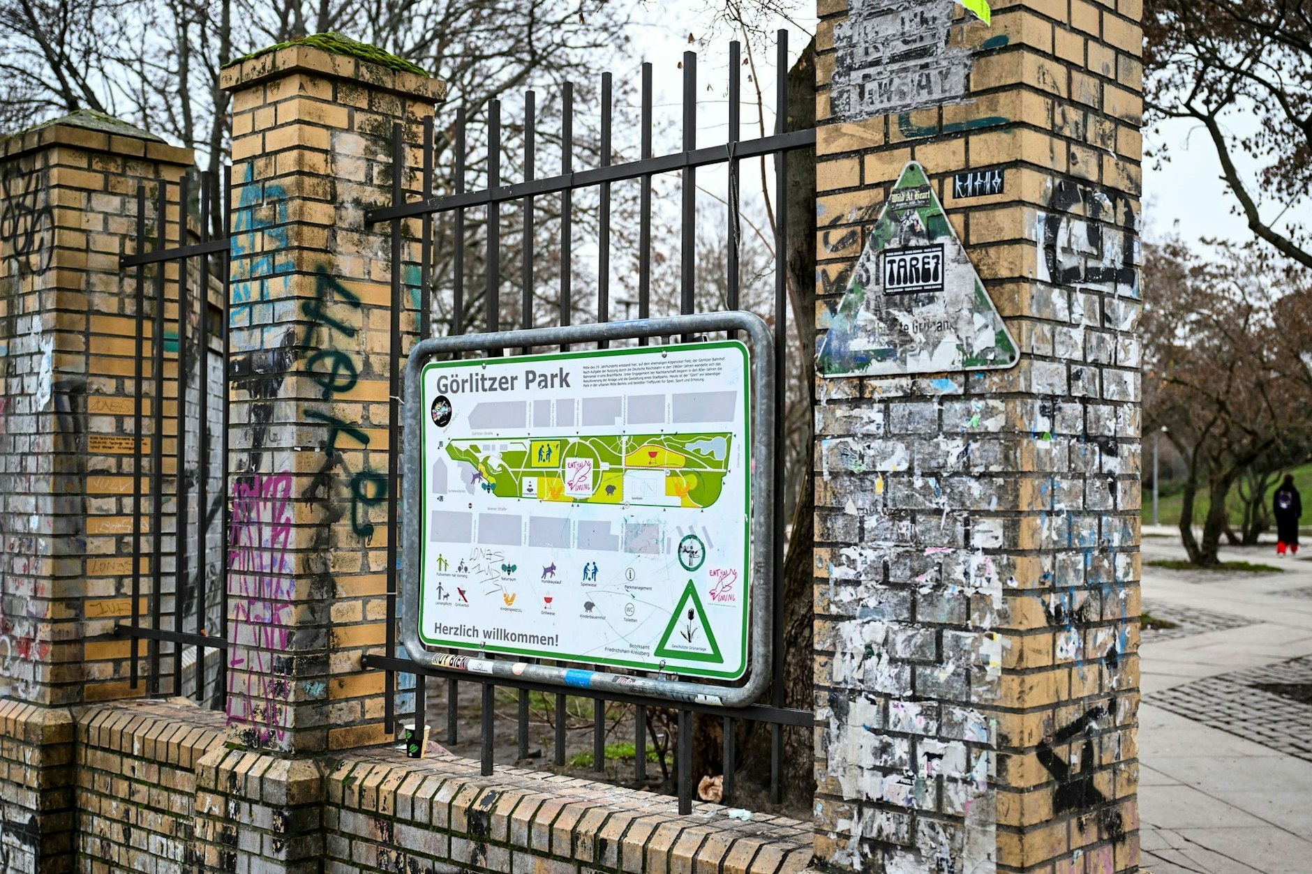 Ein Eingang zum Görlitzer Park. Die Anlage soll künftig nachts geschlossen sein. Der Bau eines Zauns steht nun an.