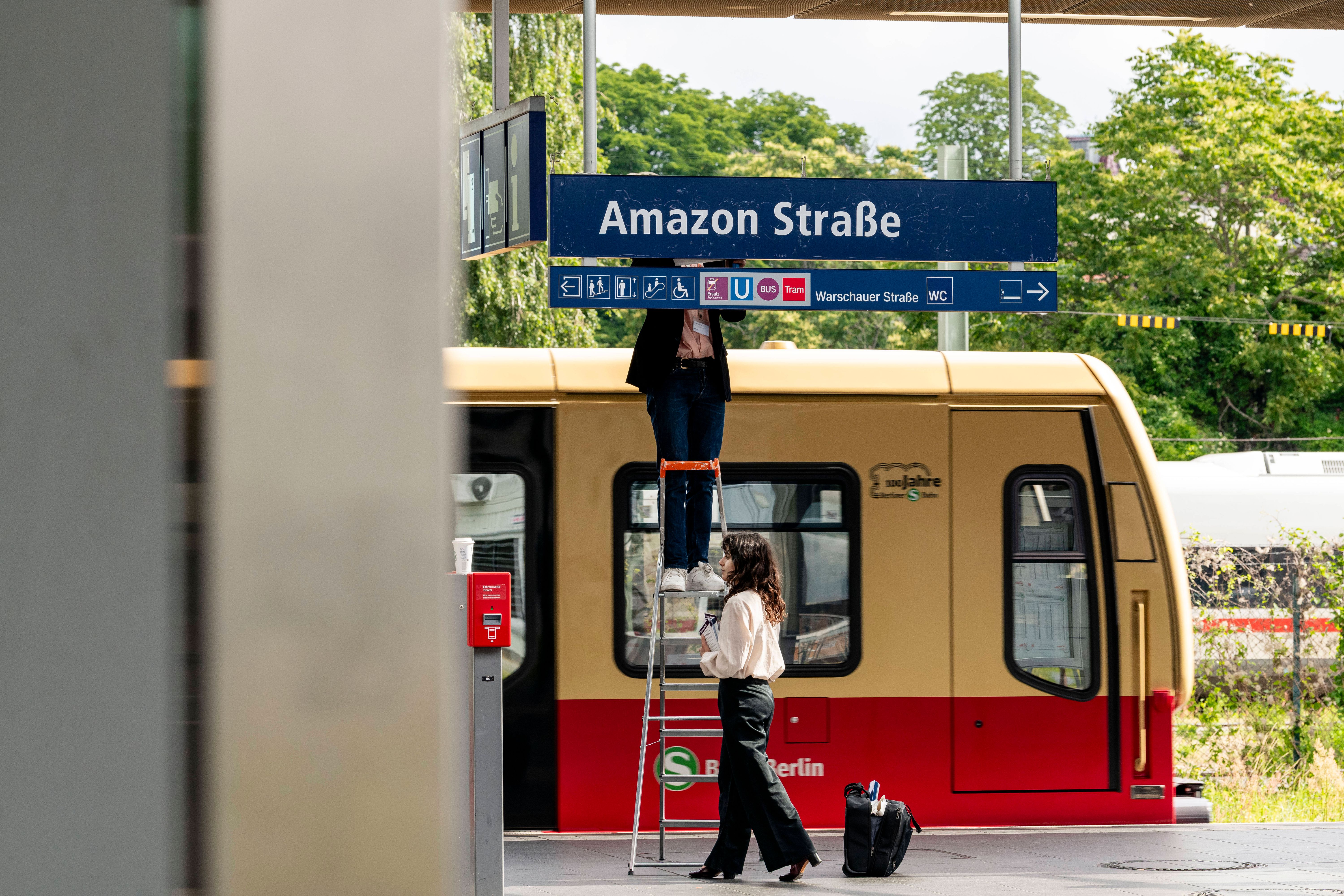 Berlin: Warschauer Straße in „Amazon Straße“ umbenannt - Proteste gegen East Side Tower