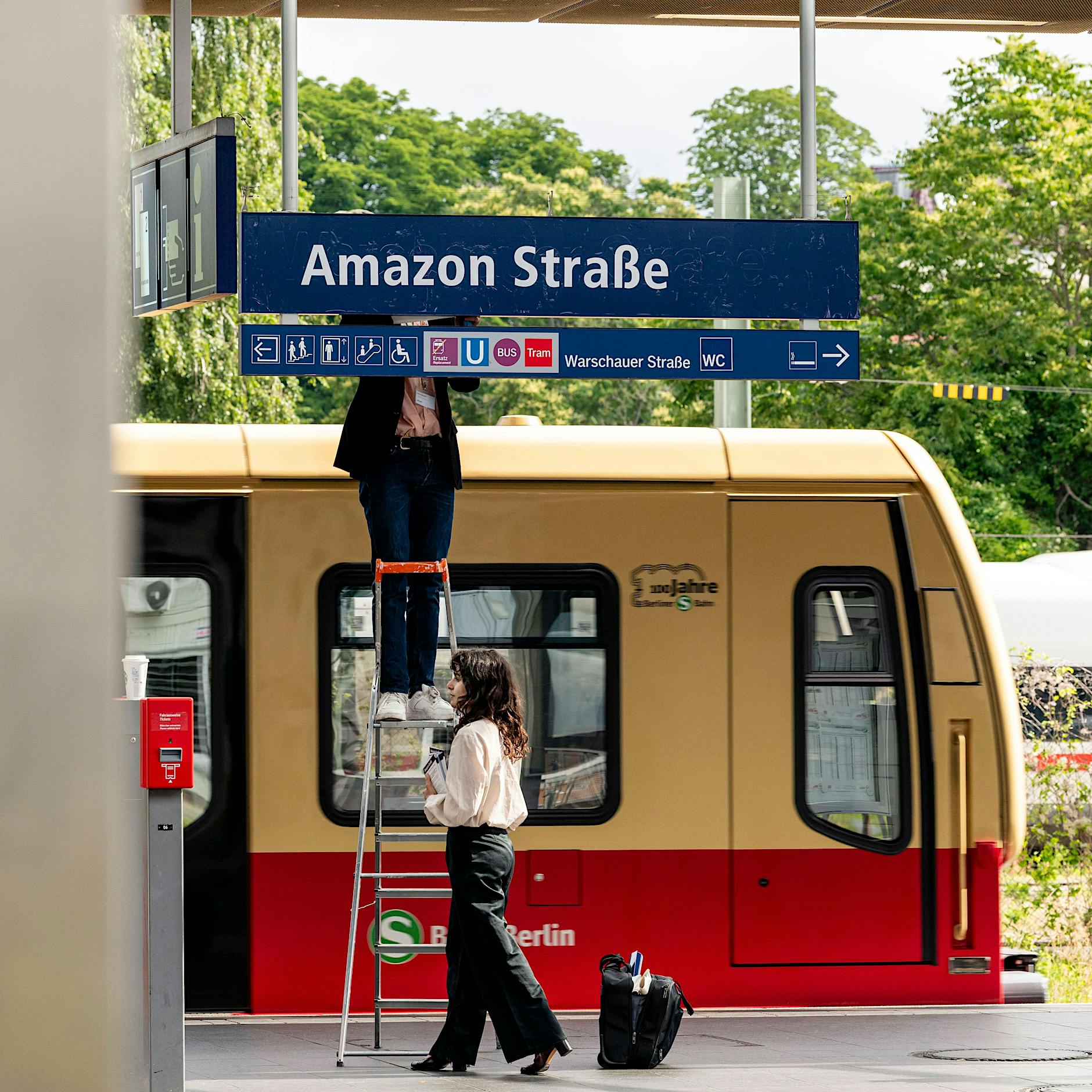 Berlin: Warschauer Straße in „Amazon Straße“ umbenannt - Proteste gegen East Side Tower