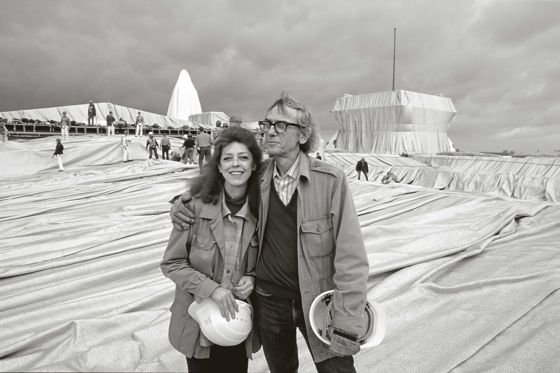 Christo e Jeanne-Claude durante a instalação do Reichstag Envolto, Berlim 1995.