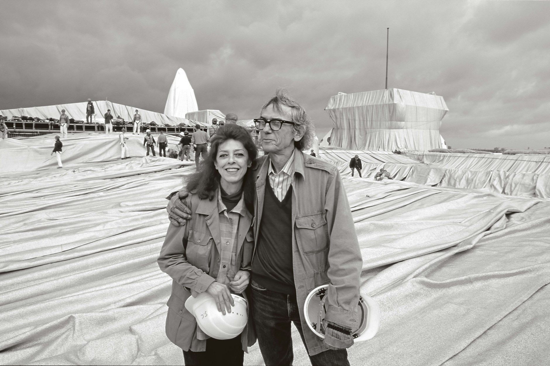 Christo e Jeanne-Claude durante a instalação do Reichstag Envolto, Berlim 1995.