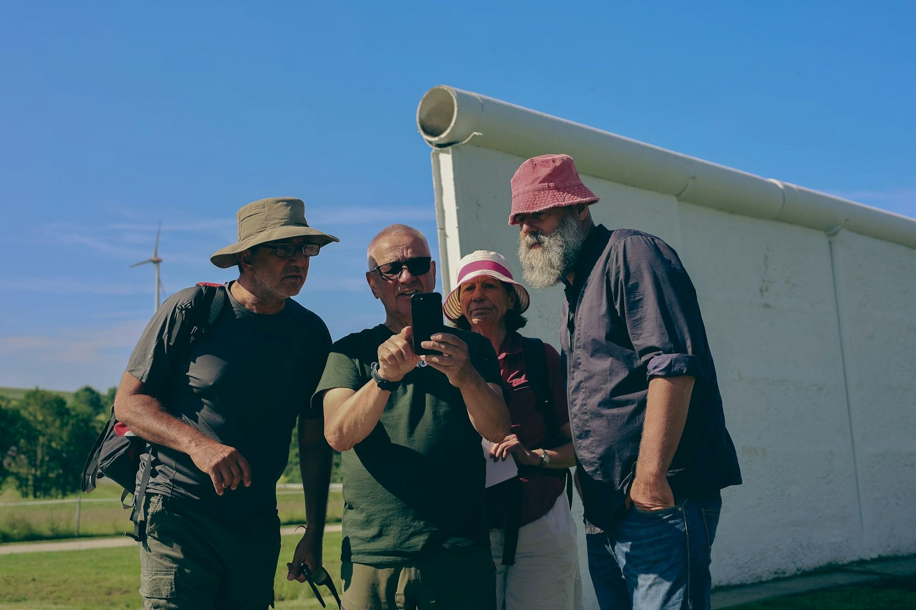 An der Mauer von „Little Berlin“ im Deutsch-Deutschen Museum in Mödlareuth startete die Wandergruppe: Heskel Nathaniel, Günter Polauke, Maritta Tkalec, Holger Friedrich (v.l.n.r.).