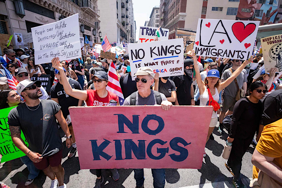 Demonstranten versammelten sich am Samstag in mehreren US-Städten, um gegen US-Präsident Donal Trump und die Militärparade zu demonstrieren, die zeitgleich in Washington stattfand.