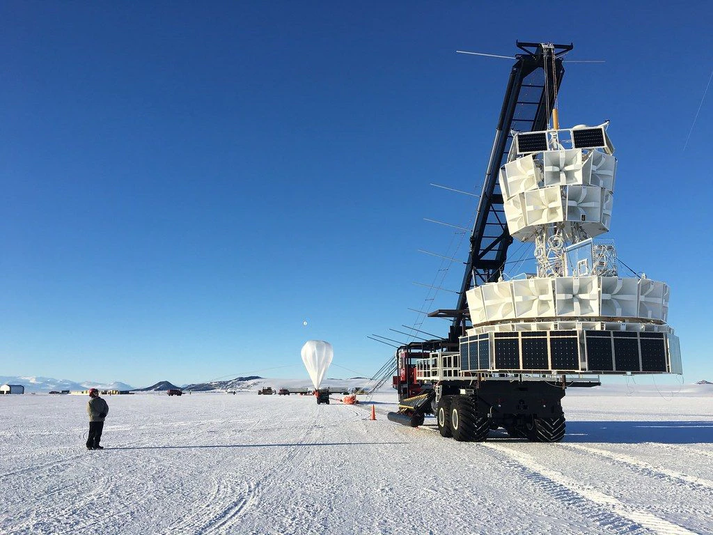 Mysteriöses Signal aus dem Eis: Antarktis-Detektor misst Radiowellen, die es nicht geben dürfte