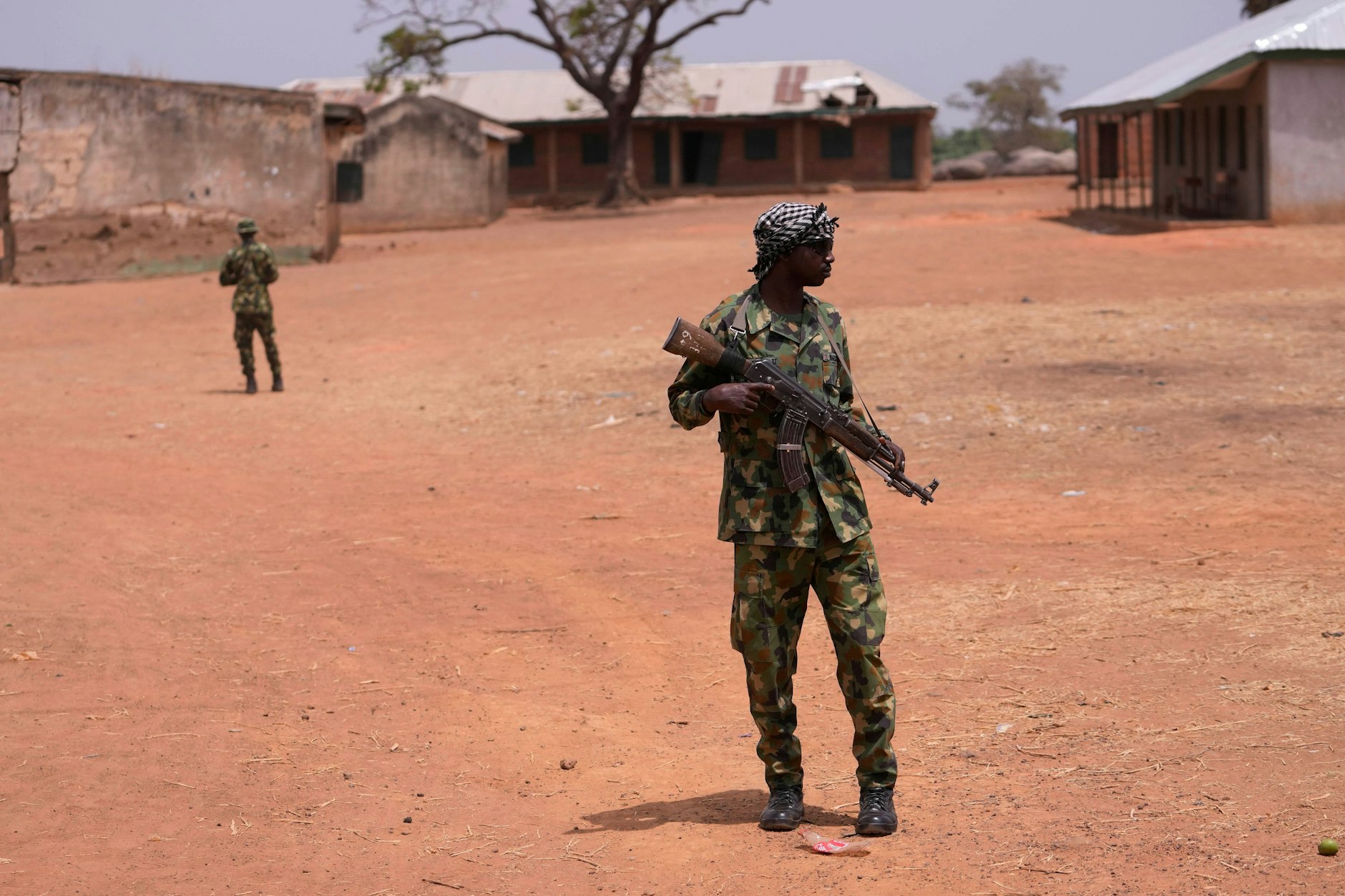 Nigerianische Soldaten patrouillieren in Kuriga, Nigeria.