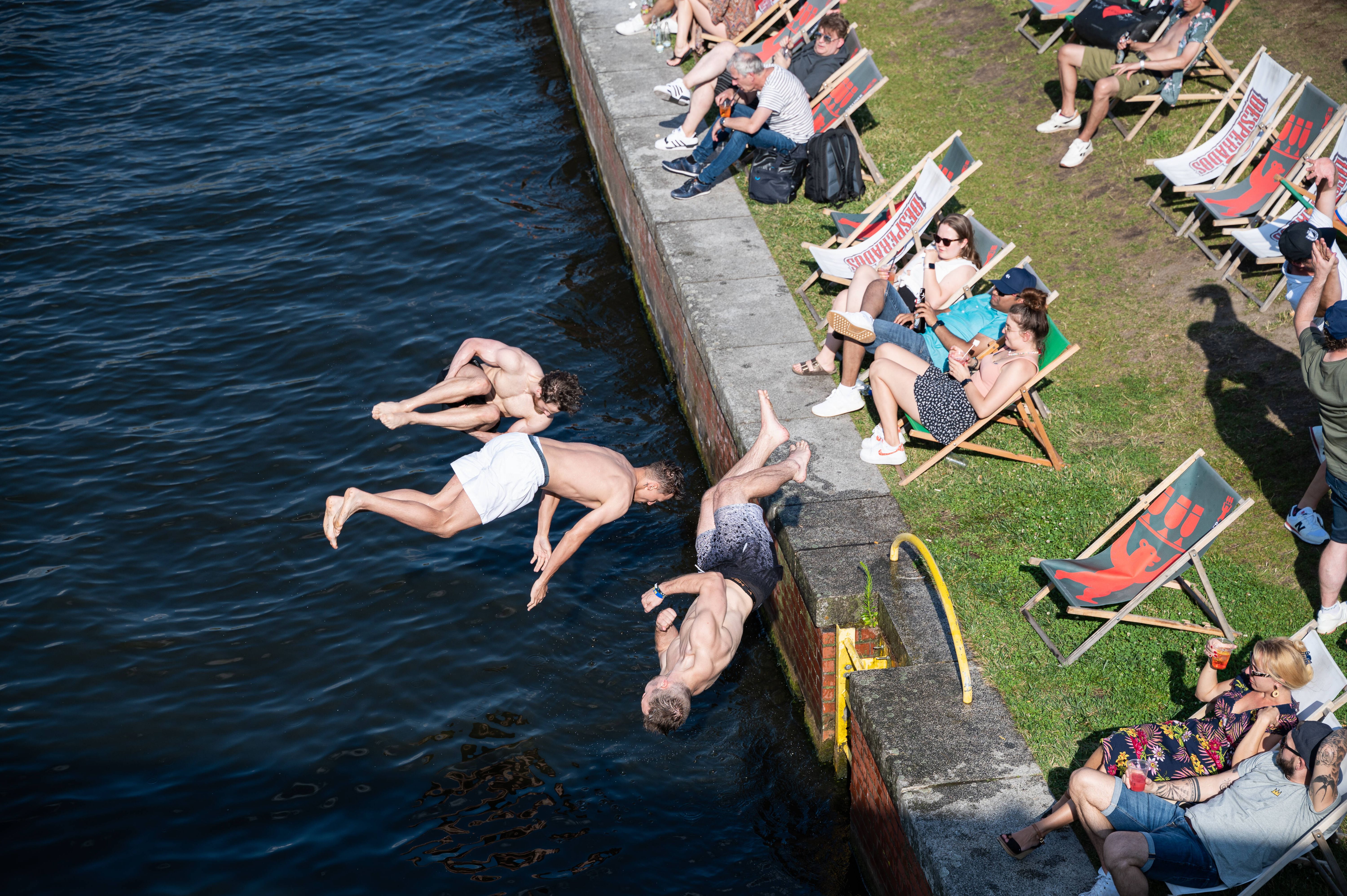 Badeverbot: Nein danke – schwimmende Demo in der Spree