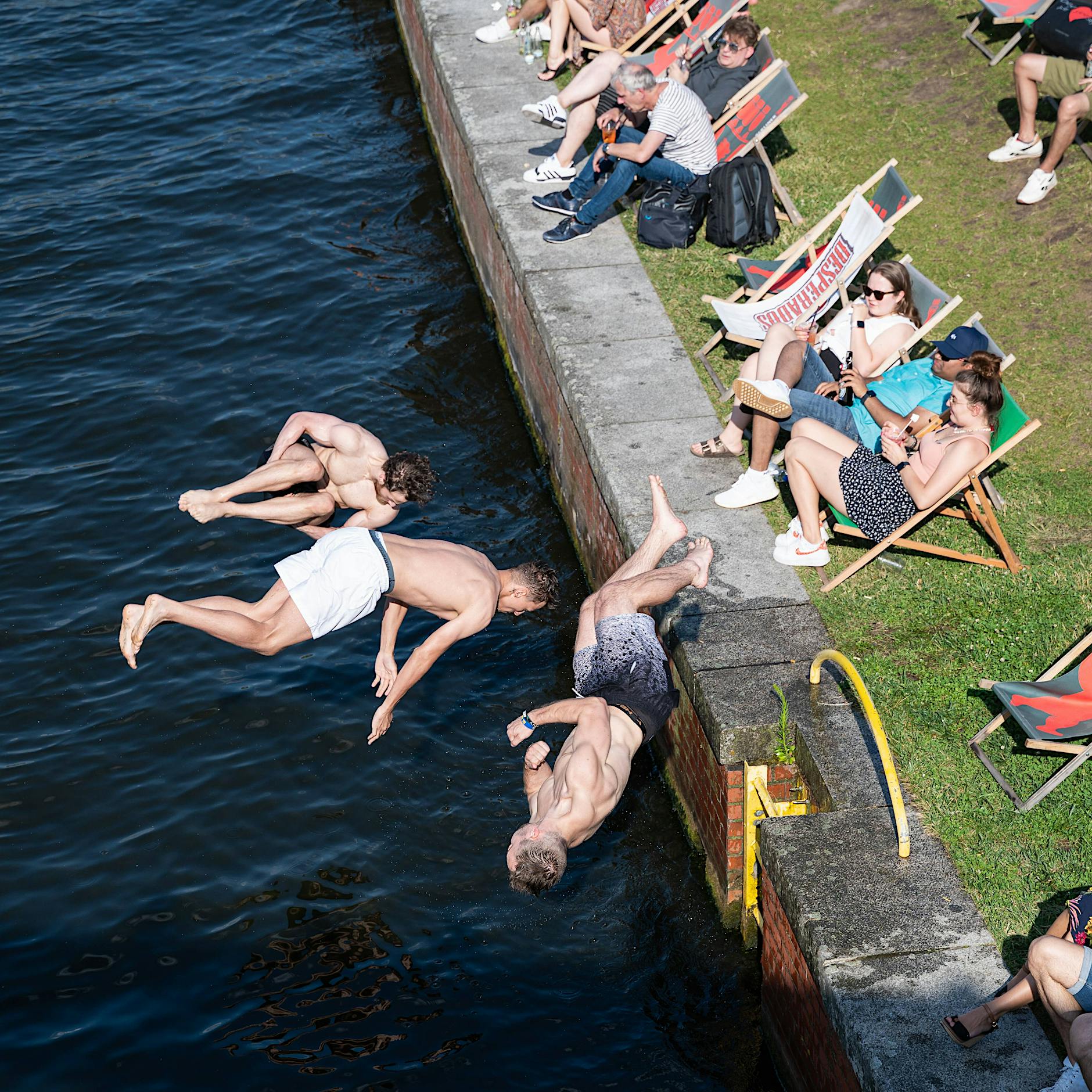 Badeverbot: Nein danke – schwimmende Demo in der Spree