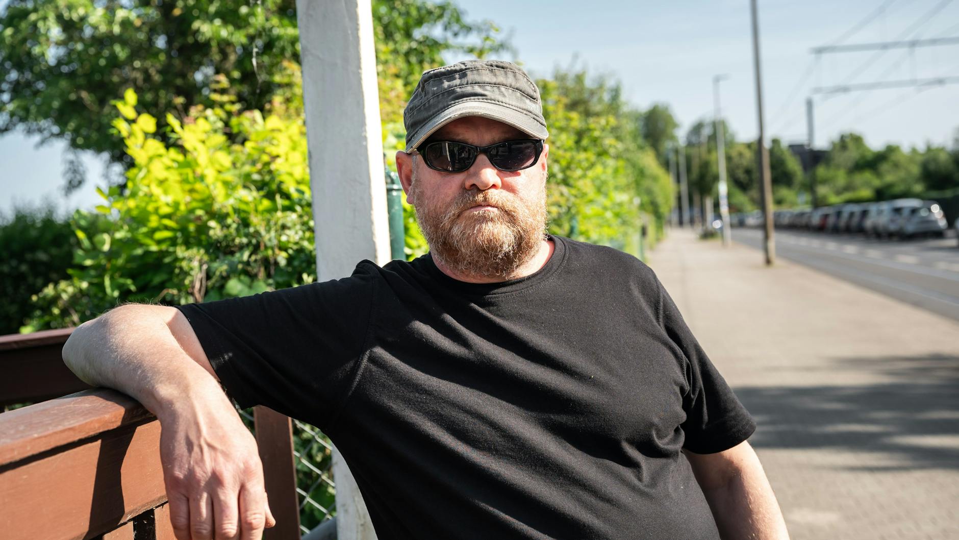 Die Lkw sind so schwer, dass seine Grundstückspfeiler Risse bekommen, sagt Thomas Schulz (53). Er verstehe auch nicht, warum man nicht das benachbarte, alte DDR-Frauengefängnis für die Flüchtlinge nutzt. „Da stehen zwei Komplexe leer“, sagt er.