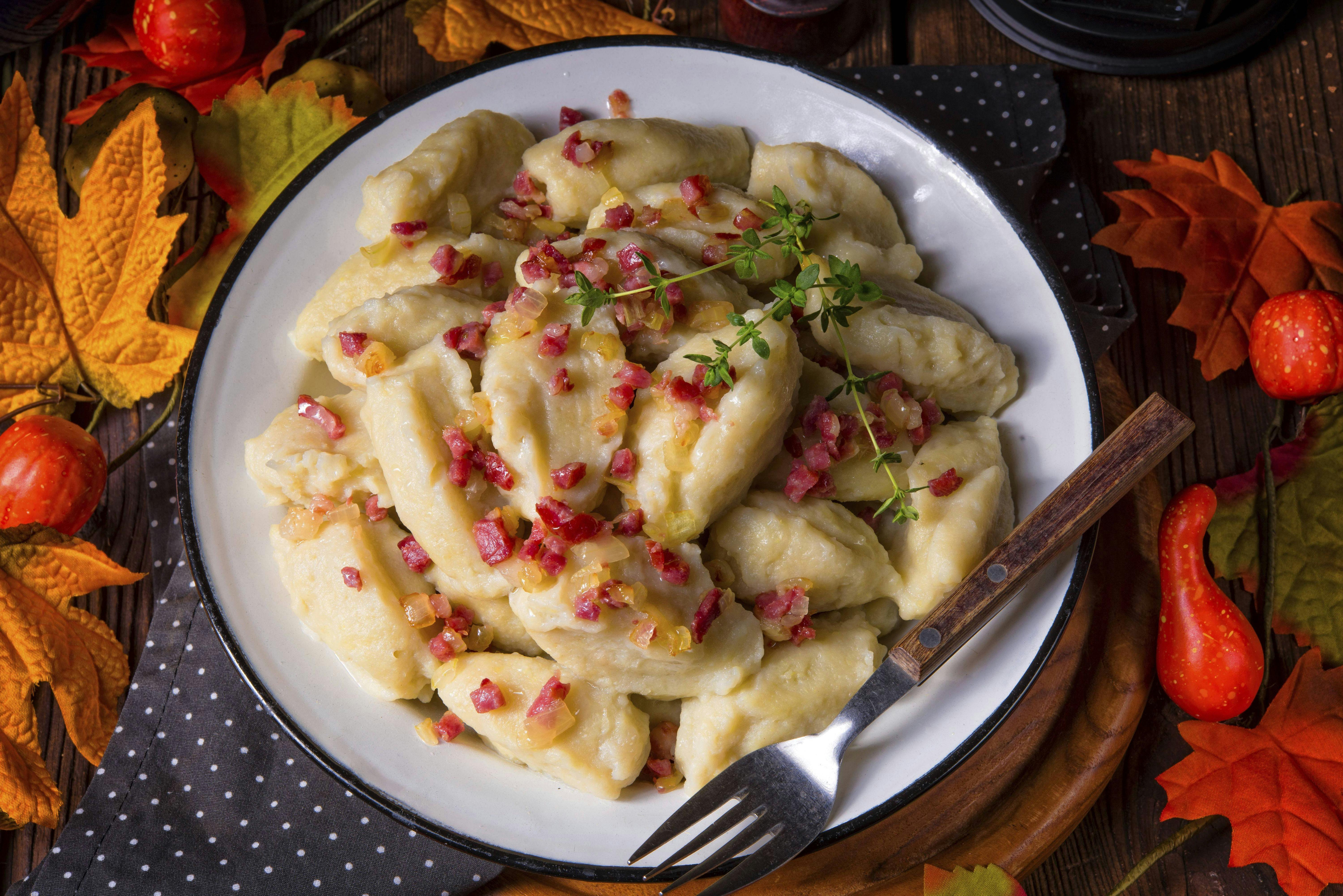 Wickelklöße mit Specksoße: Hausmannskost nach DDR-Rezept Wickelklöße mit Specksoße: Hausmannskost nach DDR-Rezept