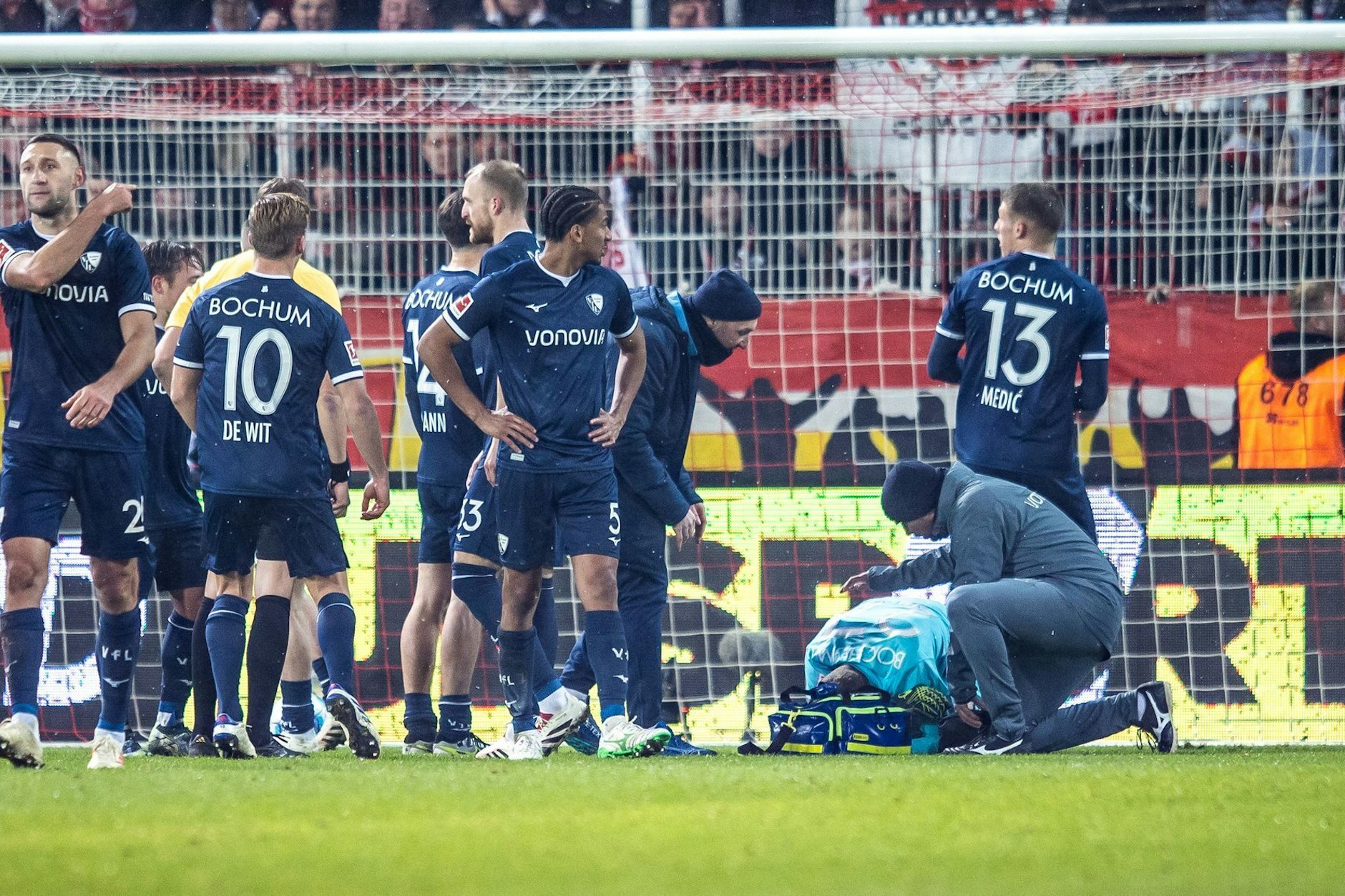 Bochums Keeper Patrick Drewes (32) wurde beim Spiel gegen den 1. FC Union von einem Feuerzeug getroffen. Der Skandal beschäftigte danach mehr als vier Monate die Gerichte.