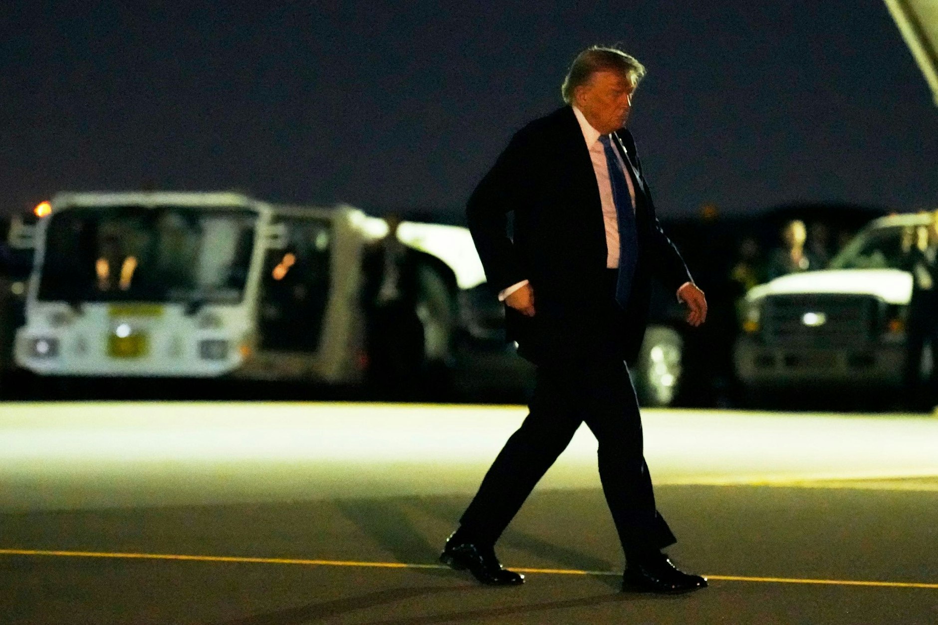 US-Präsident Donald Trump besteigt nach seiner Blitzabreise vom G7-Gipfel die Air Force One auf dem Weg zurück nach Washington. 