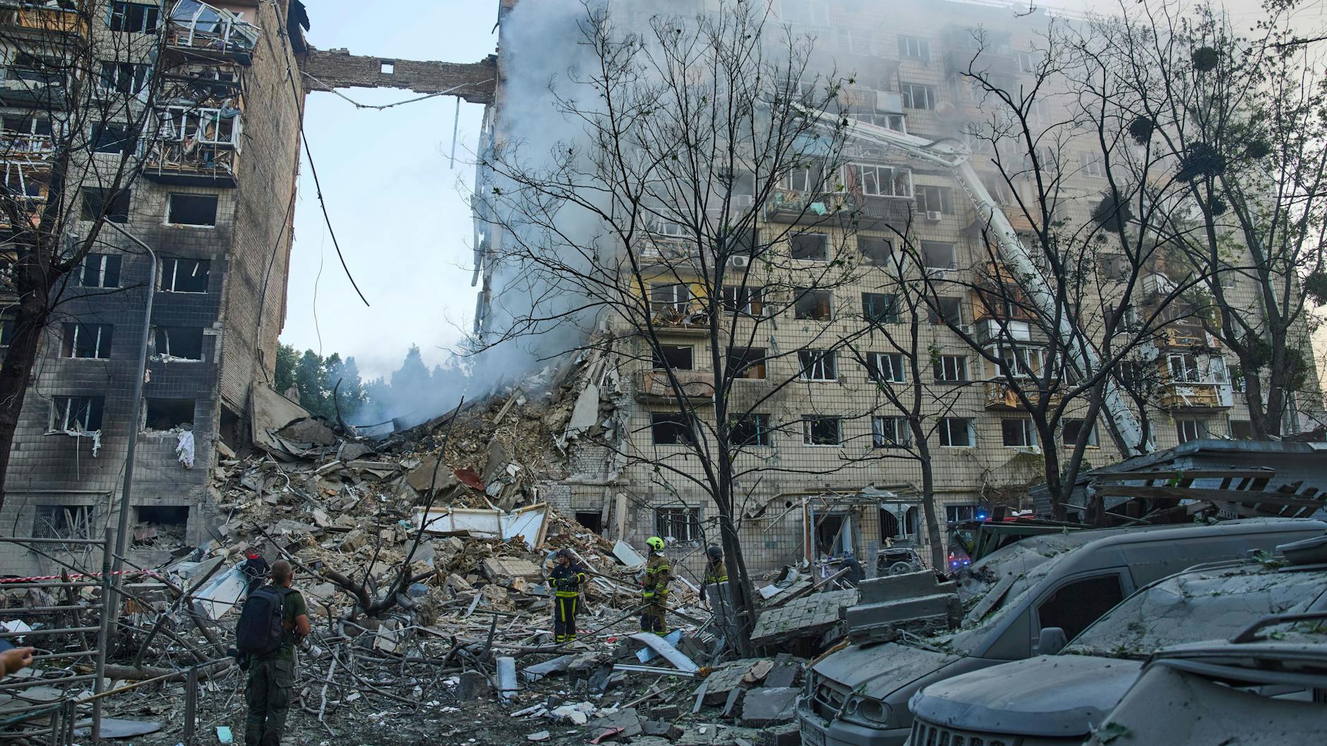 Rauch steigt von einem zerstörten Haus nach einem russischen Raketenangriff auf.