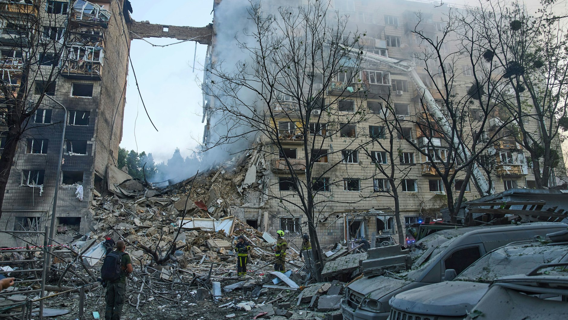 Rauch steigt von einem zerstörten Haus nach einem russischen Raketenangriff auf.