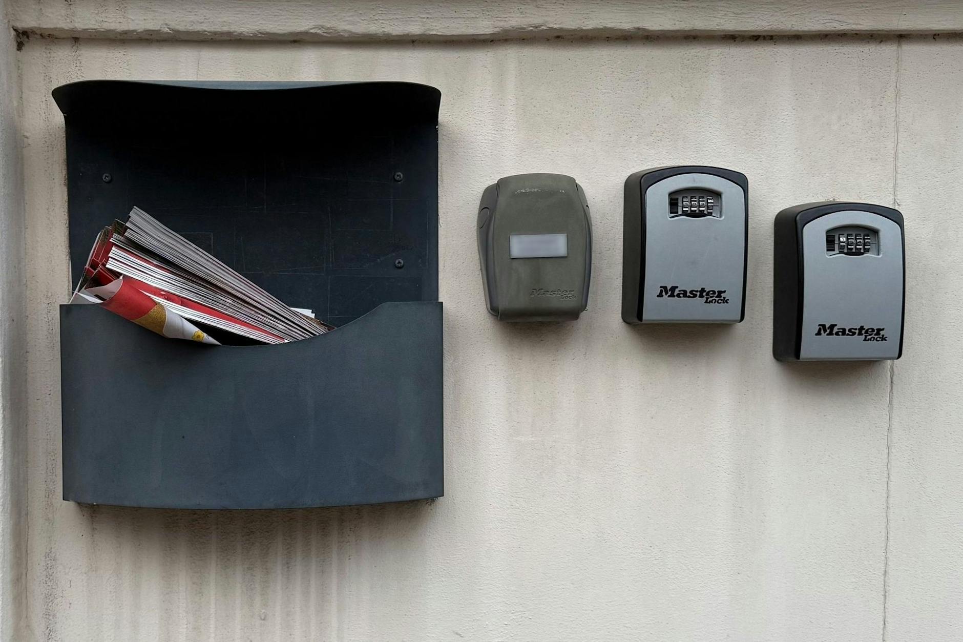 In vielen Berliner Bezirken gehören Airbnb-Schlüsselkästen längst zum alltäglichen Stadtbild. Viele der Ferienwohnungen werden illegal vermietet – trotz Zweckentfremdungsverbot.