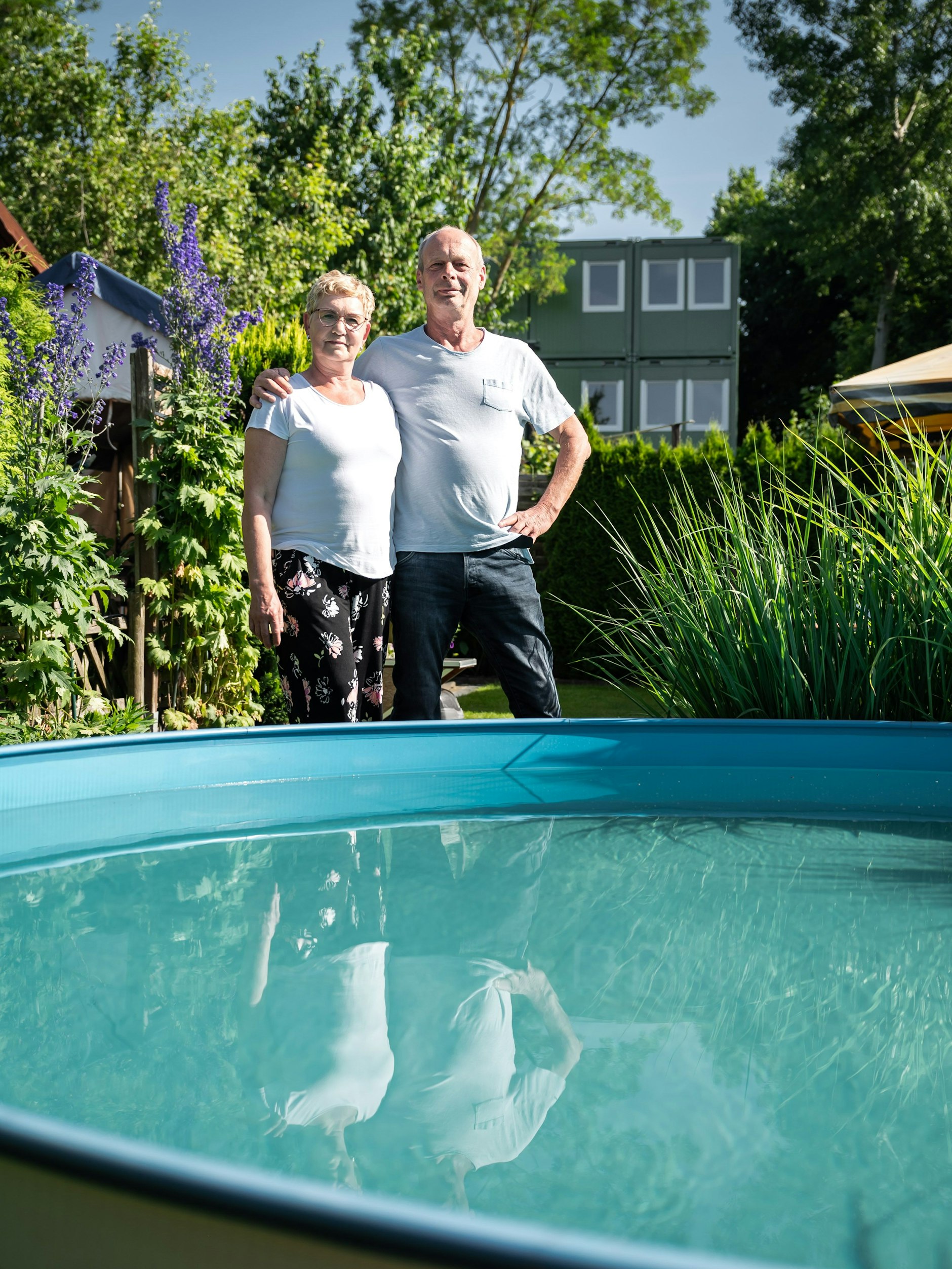 Aus den drei Etagen kann man in jeden Garten gucken: Jörg und Astrid Schwethelm (beide 58) fühlen sich beobachtet.