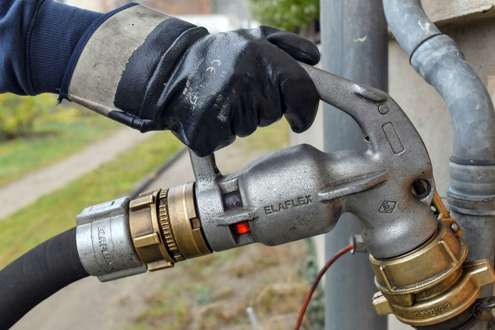Ein Mehrfamilienhaus wird über eine Zapfpistole mit Heizöl betankt – so läuft das in vielen Häusern am Berliner Stadtrand und in Eigenheimen in Brandenburg ab.