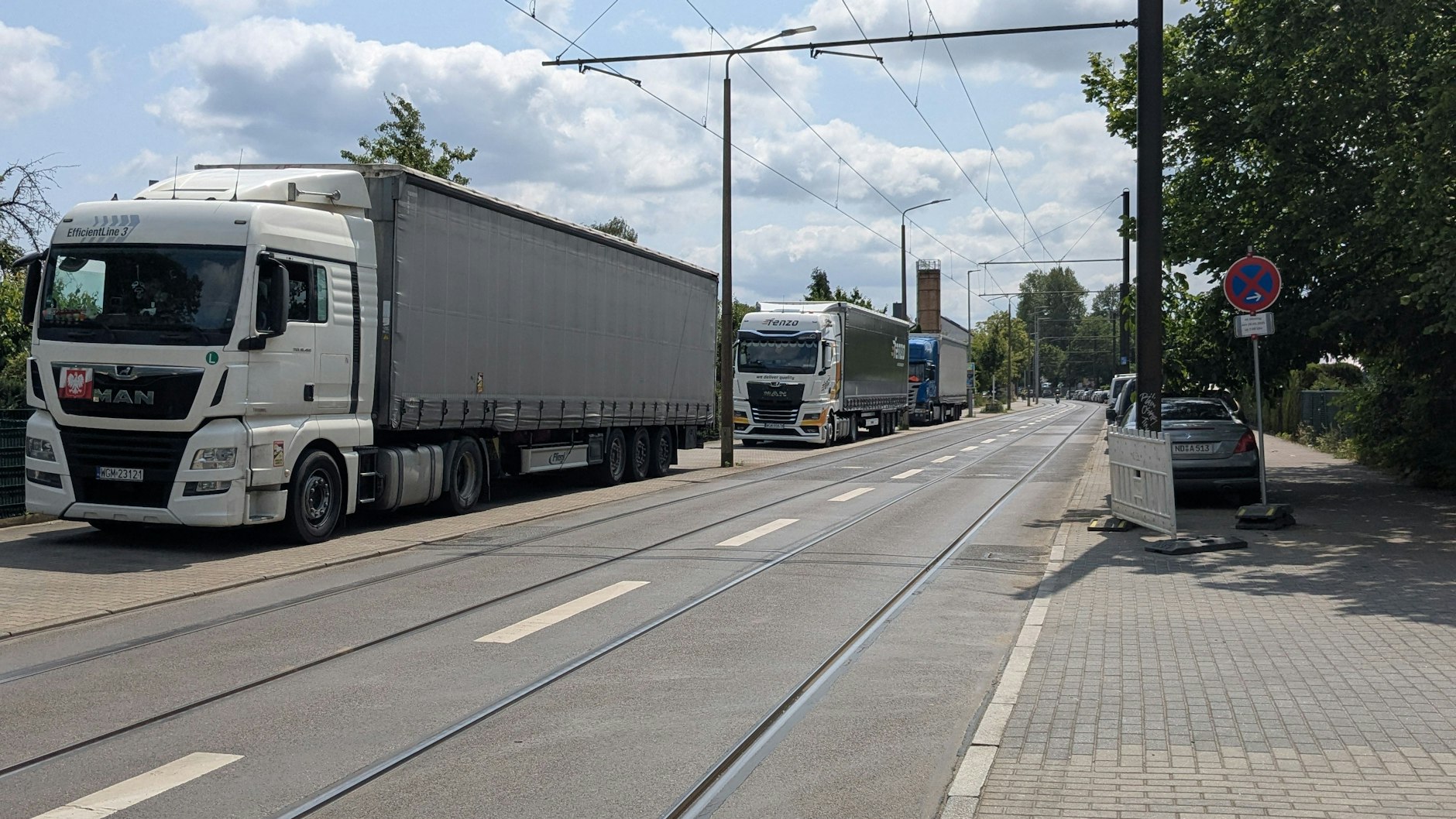 Die Lkw, die die schweren Wohncontainer anliefern, parken stundenlang auf dem schmalen Bürgersteig.   Der sei schon abgesackt, sagt Kleingärtner Thomas Schulz (53). „Das ist eine Gefahr für die Wasserrohre, die unter dem Bürgersteig verlaufen.“
