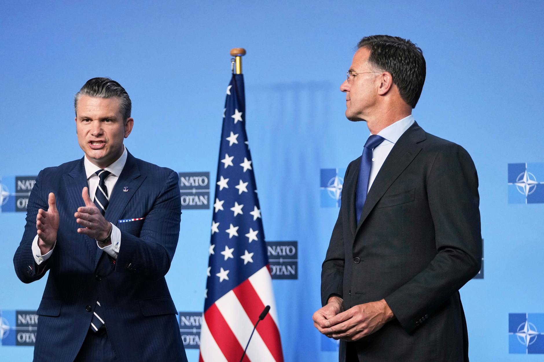 Pete Hegseth (l.) naast Mark Rutte tijdens de bijeenkomst van de NAVO-Defensieministers in Brussel