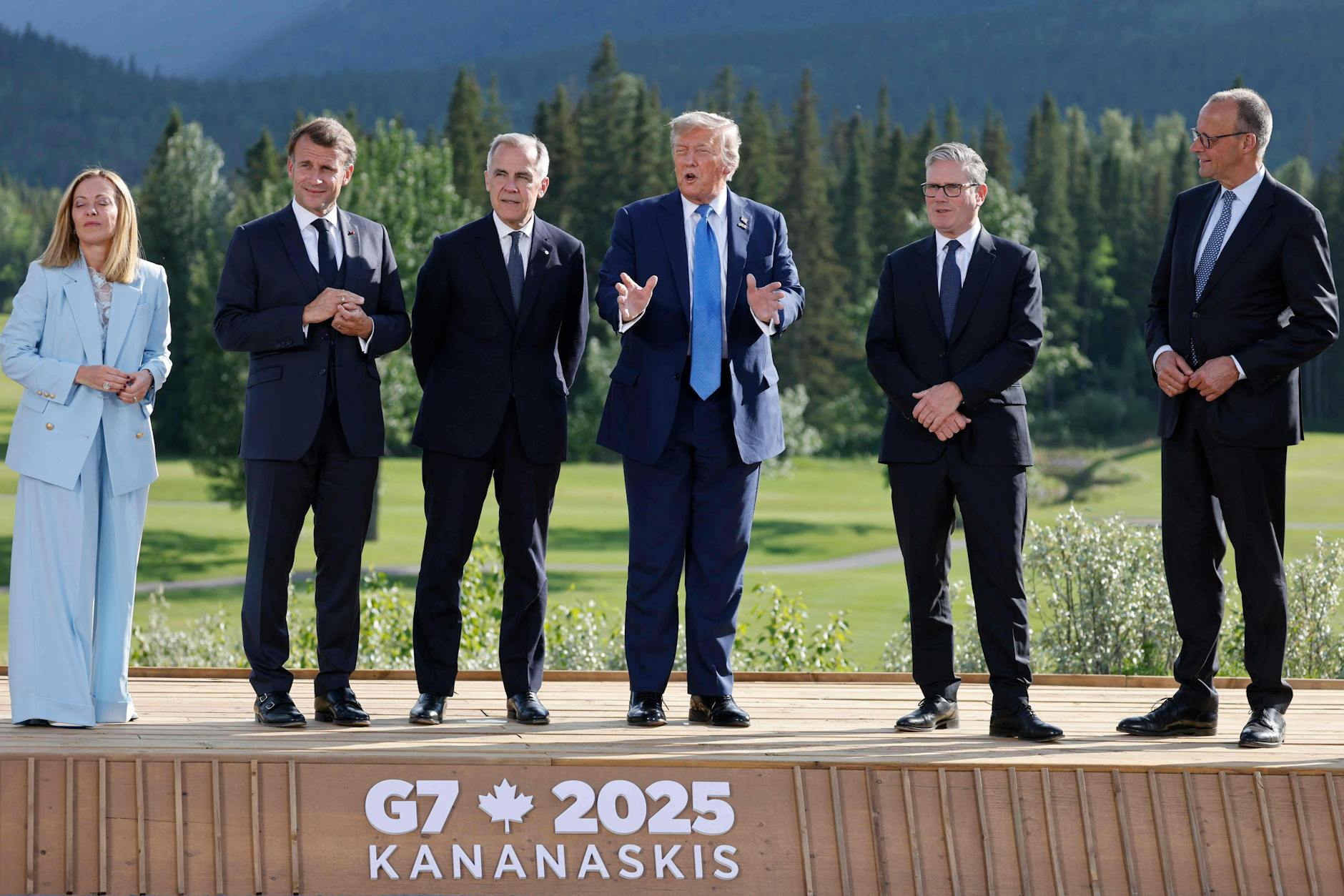 Die italienische Ministerpräsidentin Giorgia Meloni, der französische Staatspräsident Emmanuel Macron, der kanadische Premierminister Mark Carney, US-Präsident Donald Trump, der britische Premierminister Keir Starmer und Bundeskanzler Friedrich Merz (v.l.n.r.) posieren für ein Gruppenbild.
