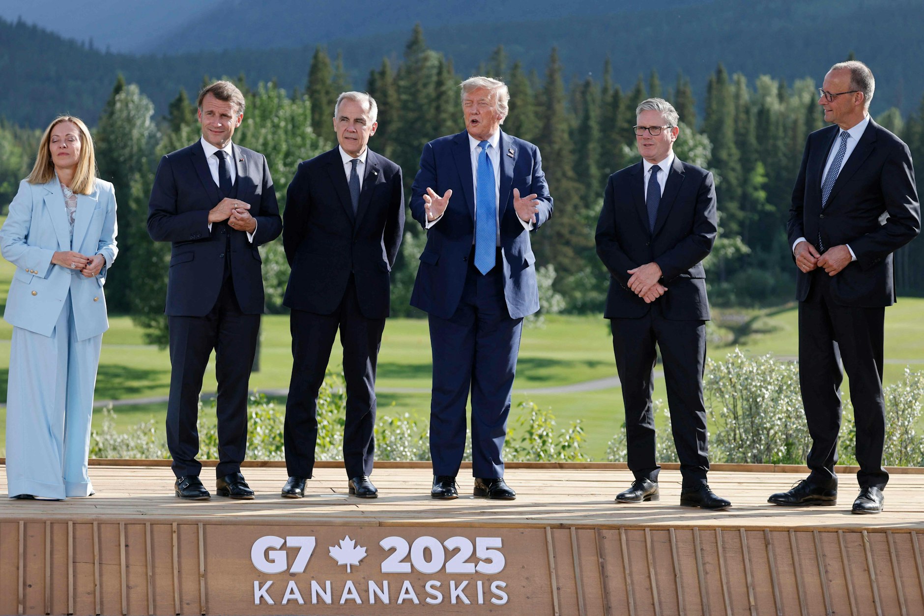 Die italienische Ministerpräsidentin Giorgia Meloni, der französische Staatspräsident Emmanuel Macron, der kanadische Premierminister Mark Carney, US-Präsident Donald Trump, der britische Premierminister Keir Starmer und Bundeskanzler Friedrich Merz (v.l.n.r.) posieren für ein Gruppenbild.