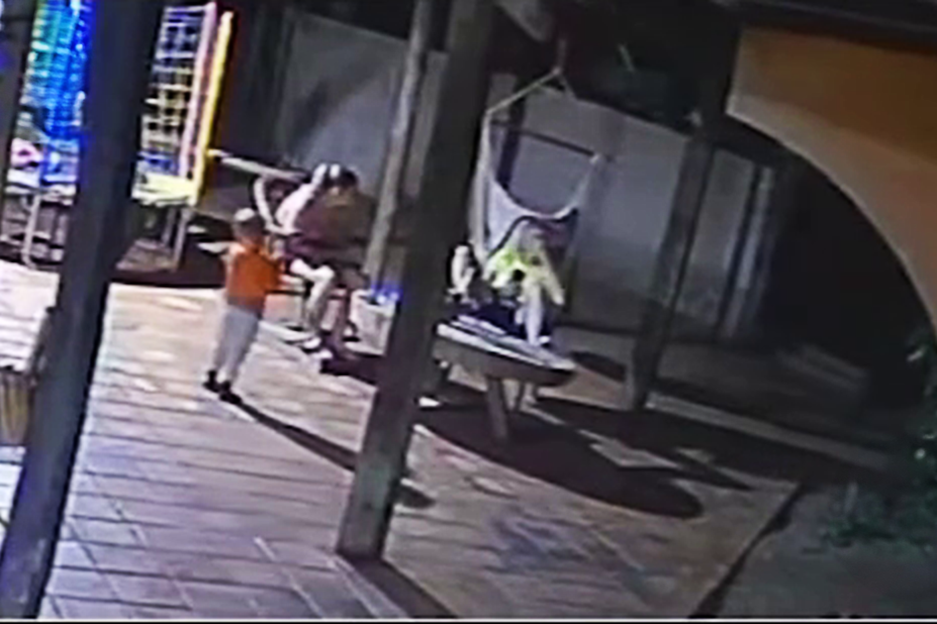 Eine Überwachunskamera zeichnete auf, wie der kleine Junge auf seine Mutter zielt und schießt. Die 27-Jährige überlebte nicht.