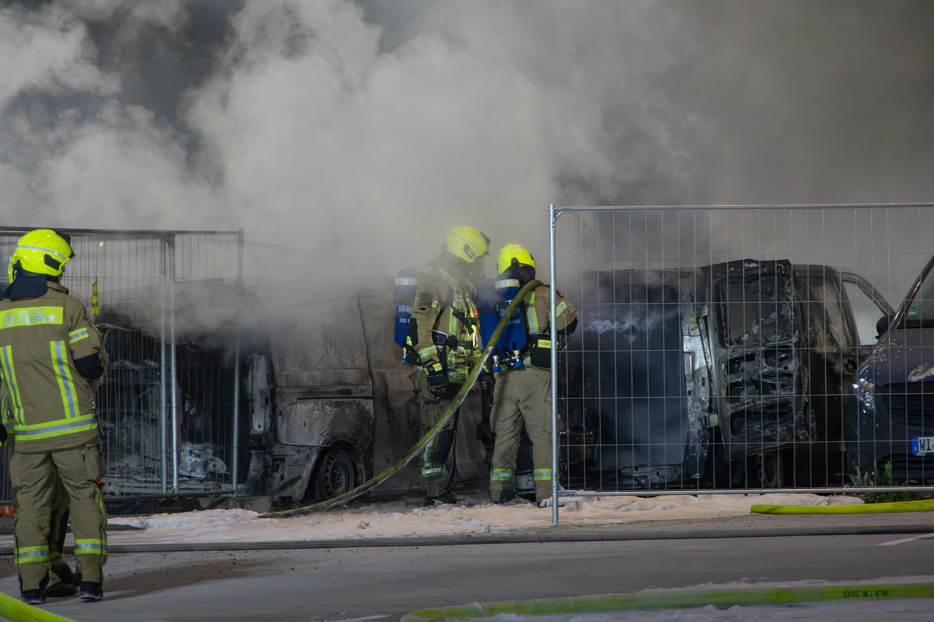 Brennende Transporter der Firma Amazon in Britz. Gegen 3 Uhr wurden Polizei und Feuerwehr in den Koppelweg nach Neukölln alarmiert.