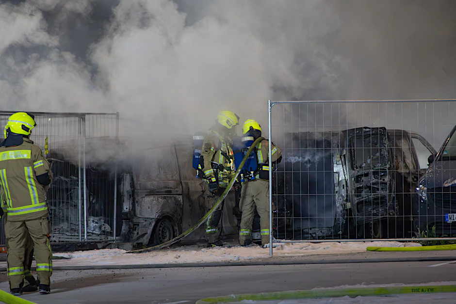 Brennende Transporter der Firma Amazon in Britz. Gegen 3 Uhr wurden Polizei und Feuerwehr in den Koppelweg nach Neukölln alarmiert.