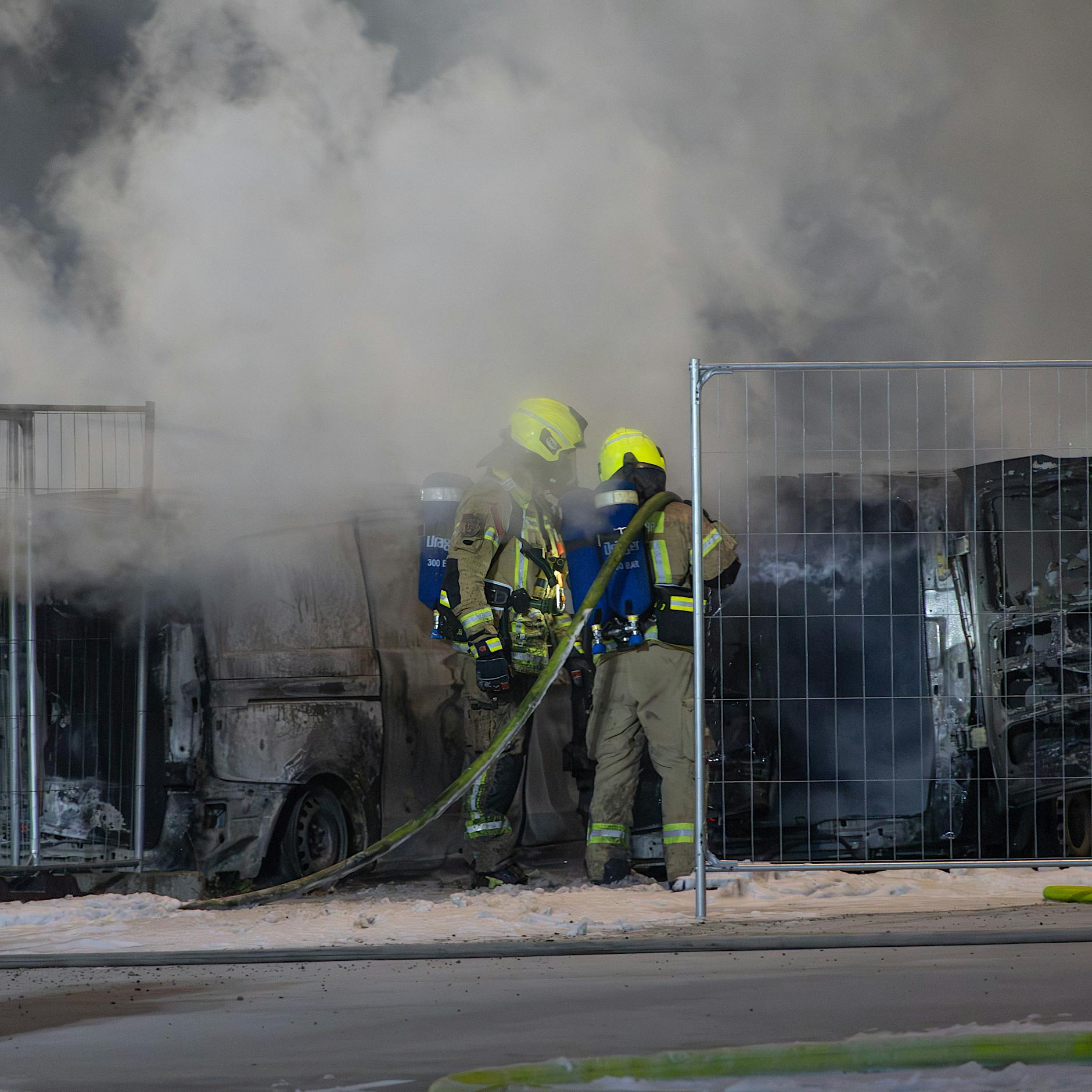 Nach Eröffnung des Amazon-Towers in Berlin: 23 Amazon-Transporter in Neukölln abgefackelt