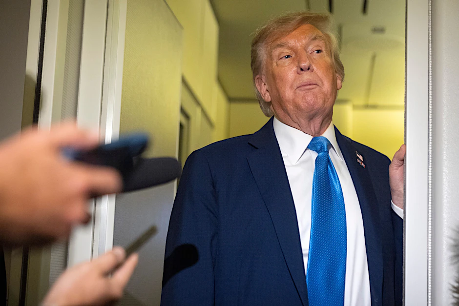 US-Präsident Donald Trump spricht mit Reportern an Bord der Air Force One.