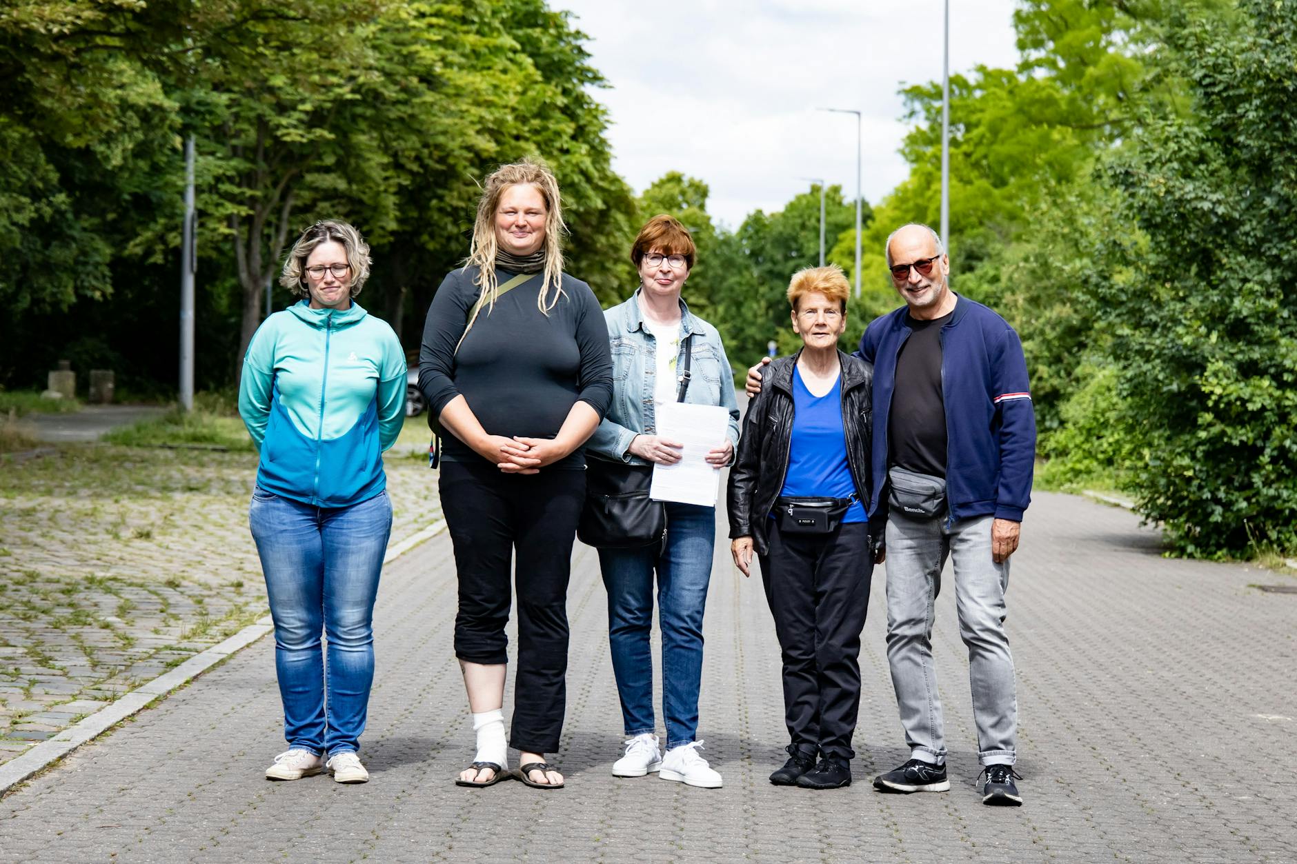Dieser Parkplatz am Britzer Garten soll für ein Containerdorf für Flüchtlinge verschwinden. Anwohnerin Sina Hoffmann (v.l.), Bio-Gärtnerin Anna Stein, Anwohnerin Christiane Böttcher und Margrit und Johannes Thiem vom Förderkreis Britzer Garten machen gegen die Bebauung mobil. „Aus Sicht des Britzer Garten ist die Entscheidung eine Katastrophe. Das hier ist der einzige große Parkplatz für die Besucher“, sagt Johannes Thiem.