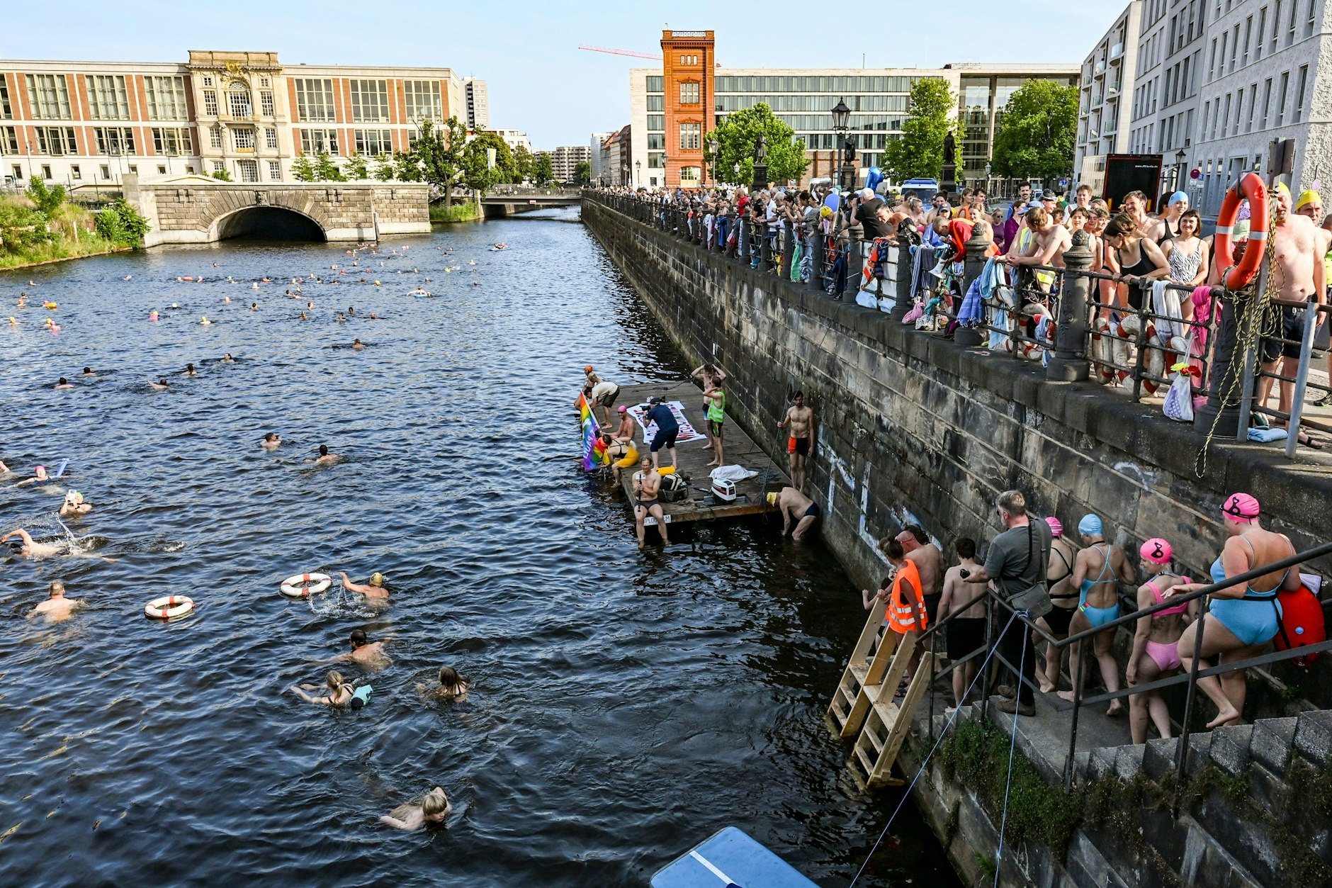 Zahlreiche Teilnehmer tummeln sich bei einer Schwimmdemo zwischen dem Schinkelplatz und dem Humboldt Forum gegen das Badeverbot in der Spree. 