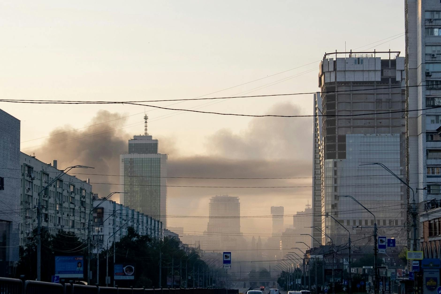 Rauch steigt nach einem russischen Raketenangriff über der ukrainischen Hauptstadt Kiew auf.
