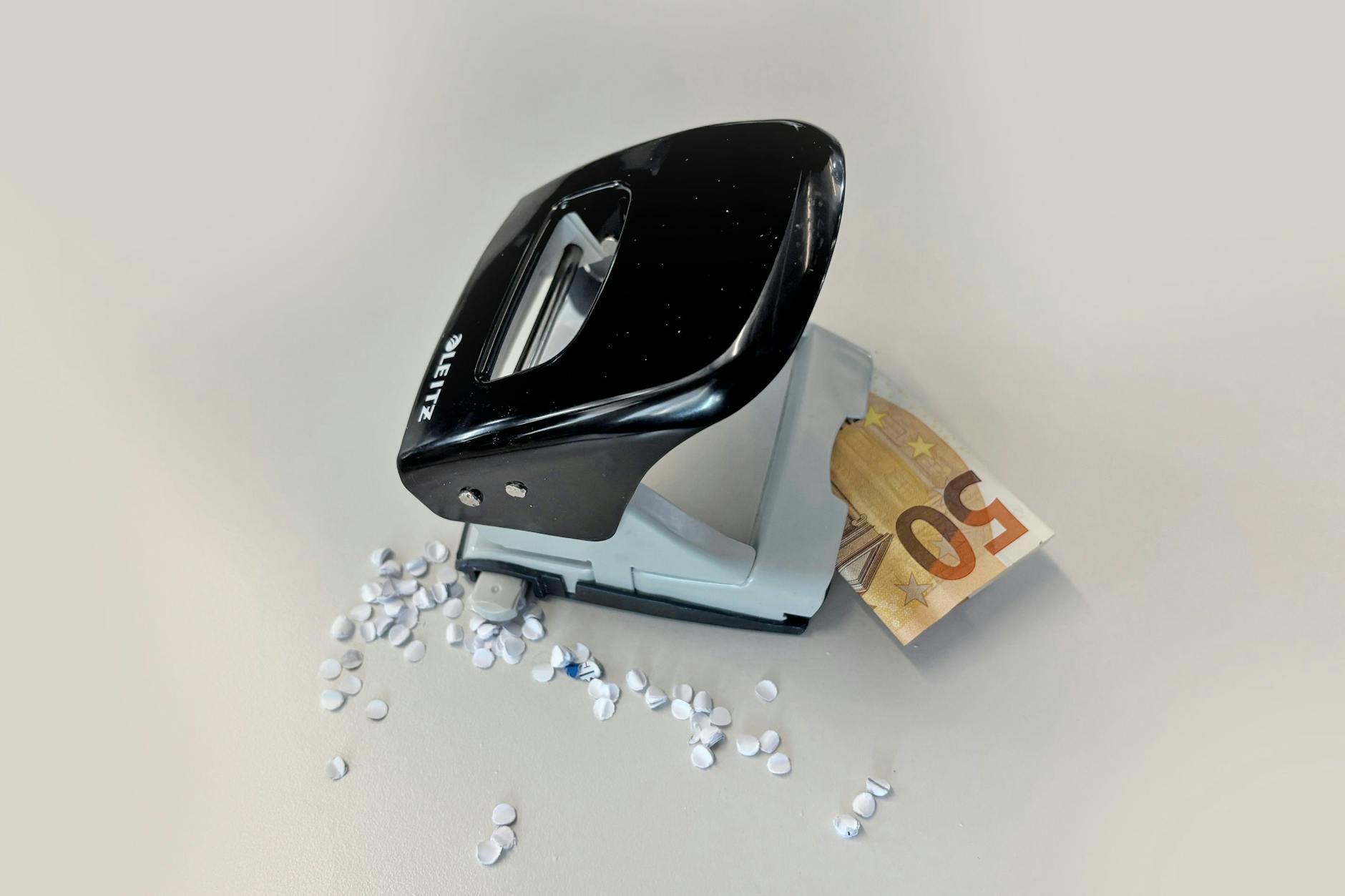 Bislang noch ein Geheim-Tipp – Geldscheine im Locher verstecken. Oder kennen Einbrechers dieses Versteck längst?