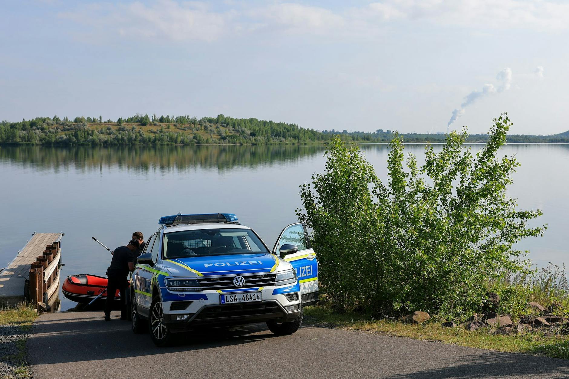 Polizisten bereiten ein Schlauchboot am Geiseltalsee vor. In der Nähe des Sees wurde das Tier – möglicherweise ein Puma – gesehen.