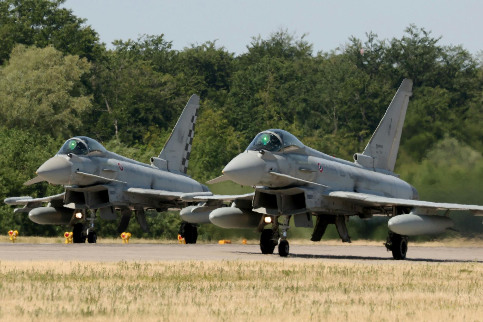 Twee Eurofighter-vliegtuigen van de Duitse strijdkrachten vertrekken vanaf het vliegveld Rostock-Laage om ingezet te worden bij de komende luchtmachtoefening.